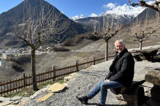 Reynald Blanchut sur la place du Replan, qui surplombe le village de Chamoson